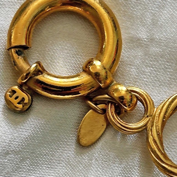 CHANEL VINTAGE NECKLACE, RINGS & LARGE CC's, GENUINE WITH METAL TAG, GOLD TONE, - Picture 4 of 8